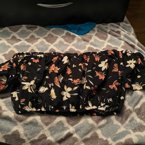 Tops and hoodies barley worn - Picture 16 of 16